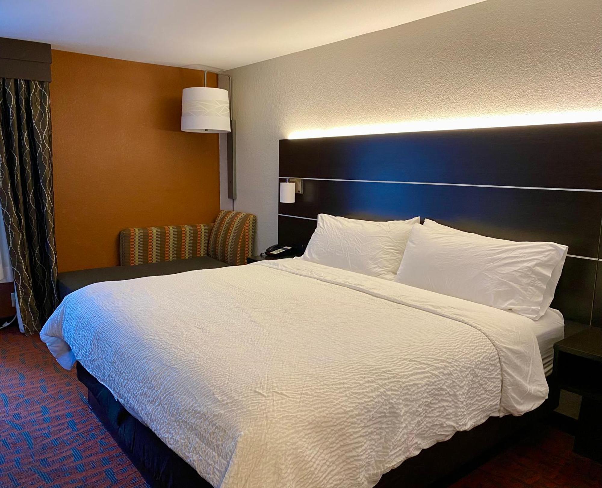 Holiday Inn Express Metropolis By Ihg Exterior foto